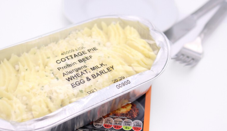 Ready meal with flow wrap printed with variable data using thermal inkjet