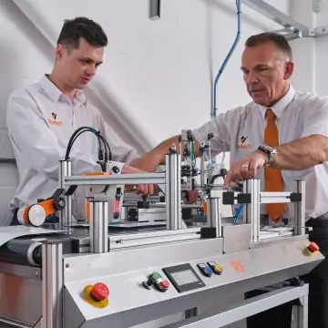 Rotech providing a live demonstration of an RF Pouch Feeder
