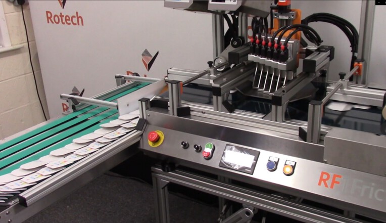 RF1 Friction-90 degree Shingling Conveyor feeding cartons