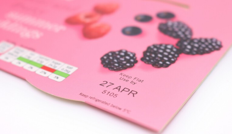 Coded best before date on food sleeve printed with thermal inkjet