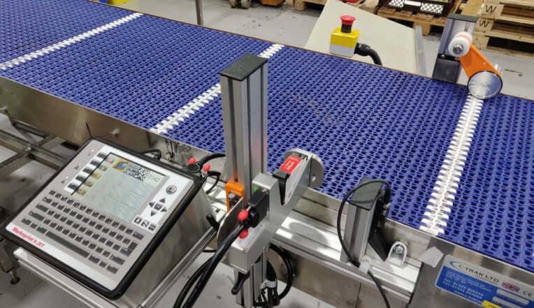 Intuitive touchscreen controller for 2 or 4 heads on conveyor system on production line