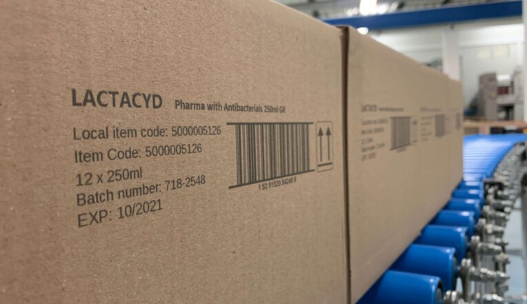 Outer cases on conveyor printed with barcode and variable info using large area X72 printer