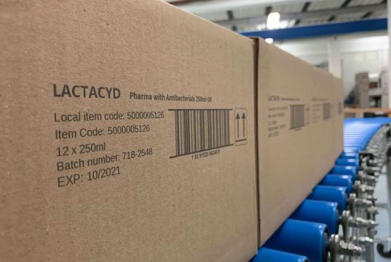Outer cases on conveyor printed with barcode and variable info using large area X72 printer