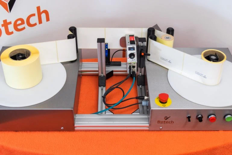 Thermal inkjet printing variable information on labels on a reel to reel labeller
