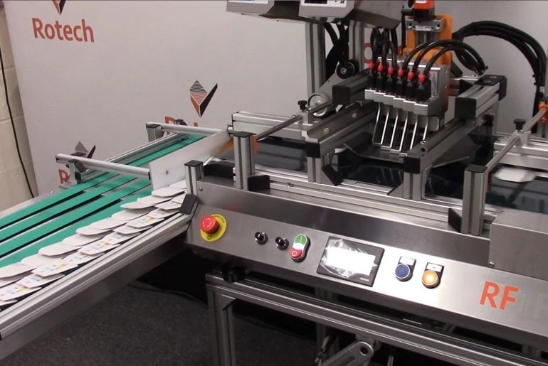 RF1 Friction-90-degree Shingling Conveyor feeding cartons