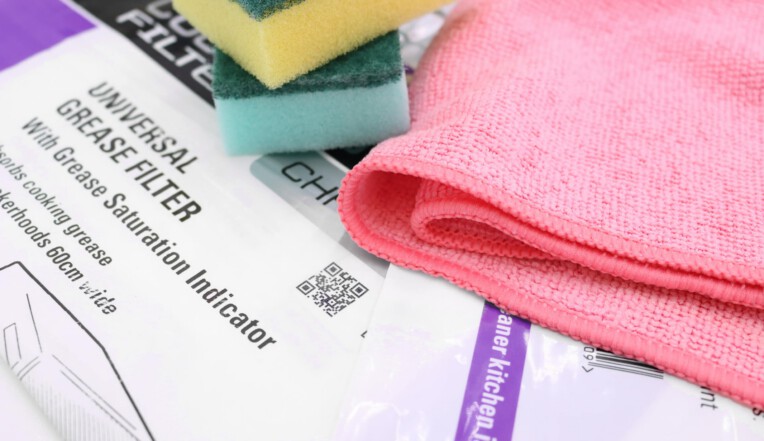 Cleaning product pouch with QR code printed using thermal inkjet
