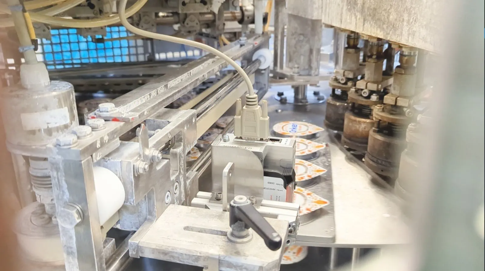 Thermal inkjet printing on rotary filling and sealing machinery