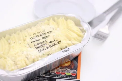 Ready meal with flow wrap printed with variable data using thermal inkjet